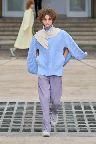 Look 18